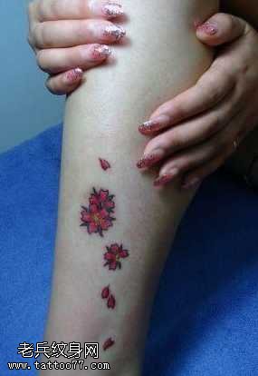 腿部好看的彩色樱花纹身图案