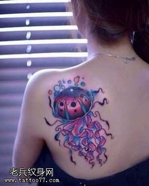 背部彩色水母纹身图案