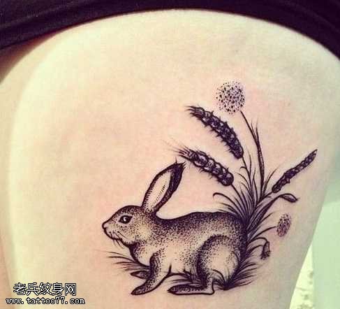 腿部点刺兔子纹身图案
