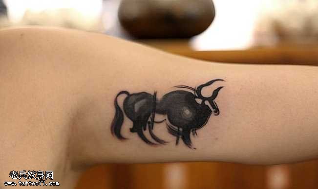 胳膊水墨牛纹身图案