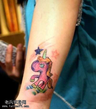 胳膊彩色小独角兽纹身图案