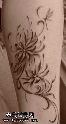 腿部莲花藤蔓蜻蜓纹身图案