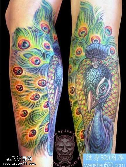 腿部孔雀纹身图案