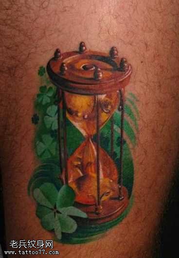 腿部彩色沙漏四叶草纹身图案