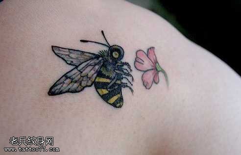 小清新蜜蜂纹身图案