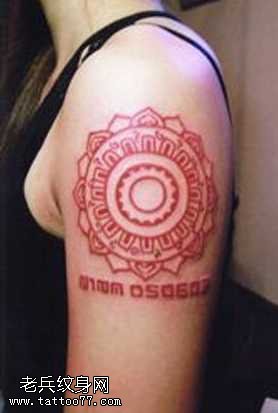 大臂红色图腾纹身图案