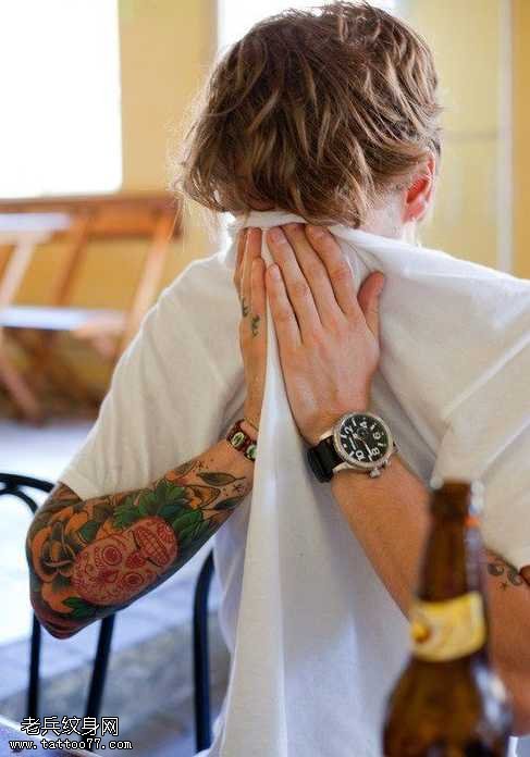 花臂粉骷髅纹身图案