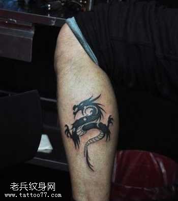 腿部精美的图腾龙纹身图案