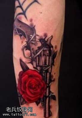 腿部彩色玫瑰手枪纹身图案