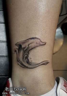 腿部海豚纹身图案