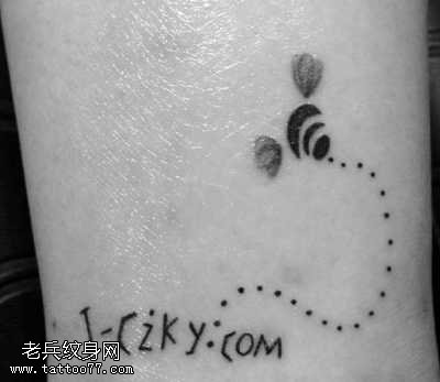 腿部小蜜蜂文字纹身图案
