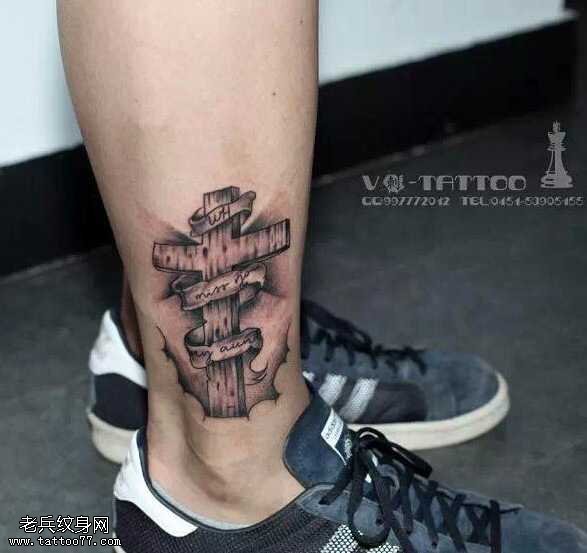 脚踝帅气的十字架纹身图案