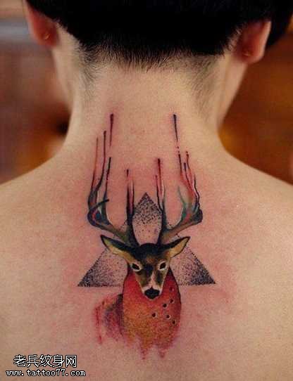 背部羚羊纹身图案
