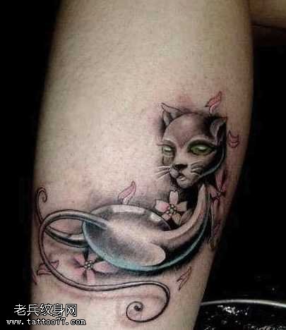 腿部猫咪纹身图案