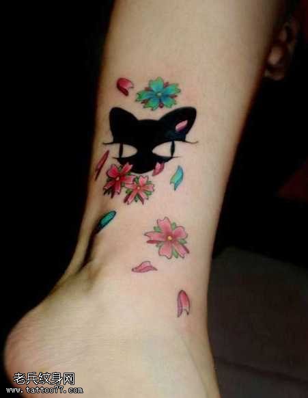 腿部猫咪樱花纹身图案