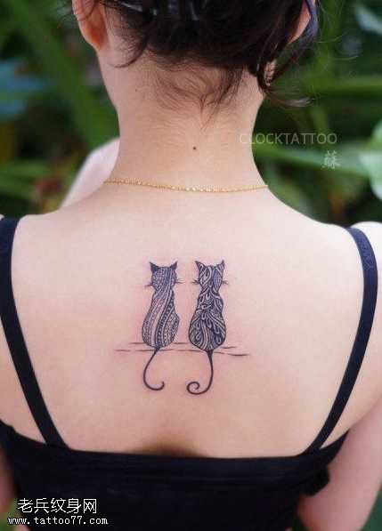 背部个性猫咪纹身图案
