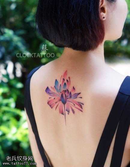 背部彩色莲花纹身图案