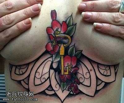 胸部钥匙纹身图案