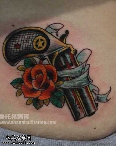 彩色手枪纹身图案