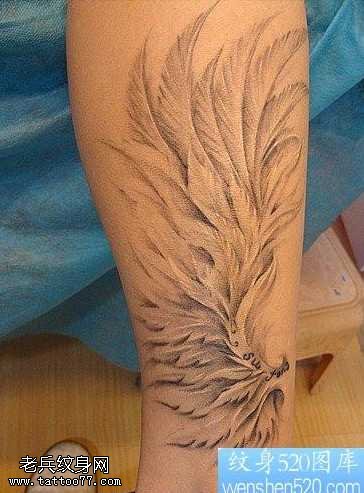 腿部一只飞翔的翅膀纹身图案
