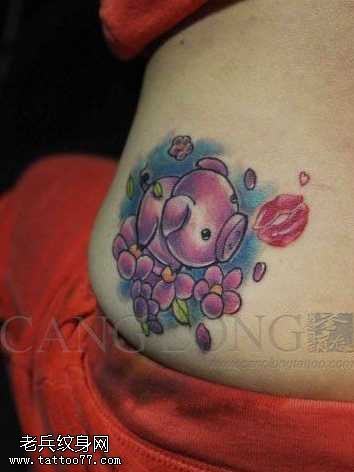 腰部精美的小猪纹身图案