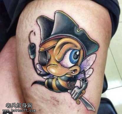 腿部另类的独眼蜜蜂纹身图案
