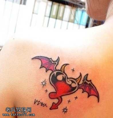 背部心形翅膀纹身图案