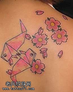 背部梅花纹身图案