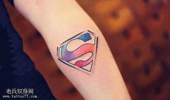 胳膊彩色超人标志纹身图案