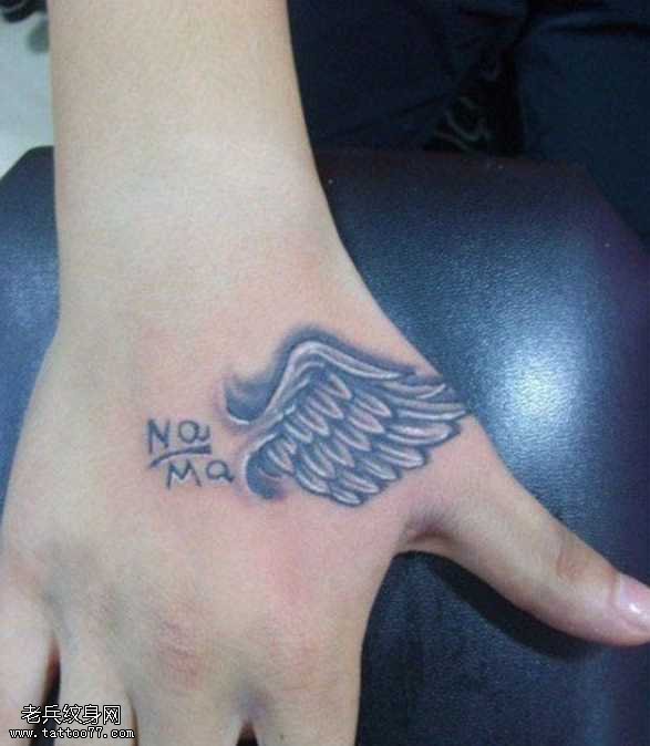 手背翅膀纹身图案