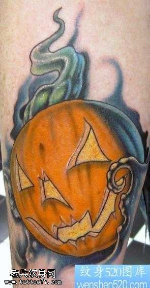 腿部万圣节南瓜纹身图案