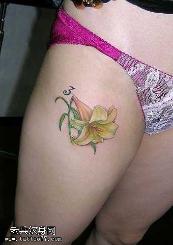 腿部百合花纹身图案