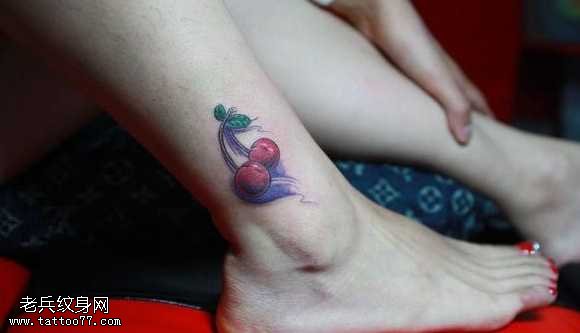 腿部樱桃纹身图案