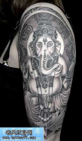 大臂上的象神纹身图案