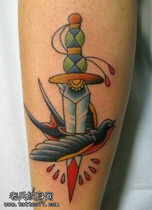 匕首刺透小燕子纹身图案