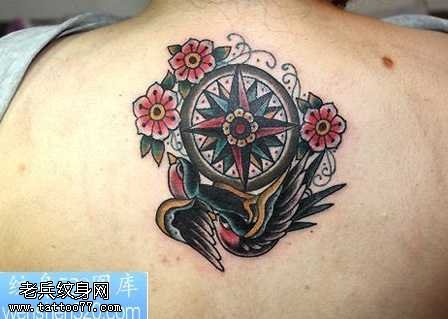 小燕子花纹身图案