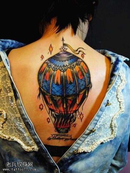 背部彩色热气球纹身图案