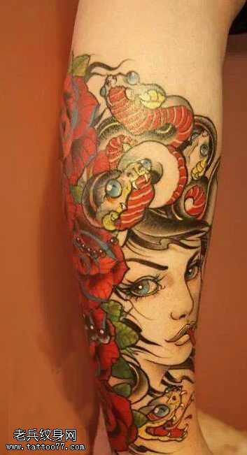 腿部彩色美杜莎纹身图案