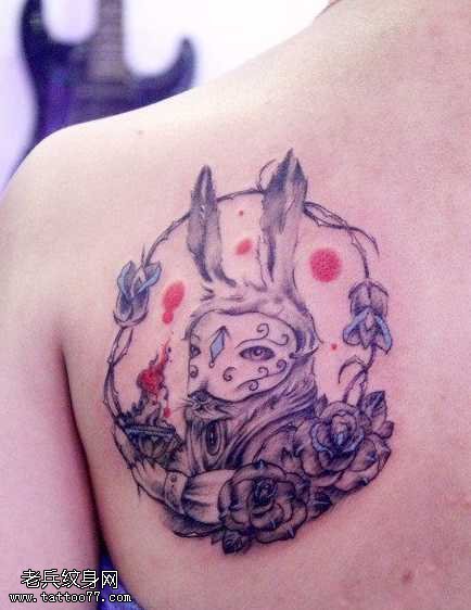 背部兔子玫瑰花纹身图案