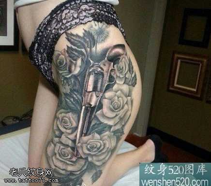 腿部手枪玫瑰花纹身图案