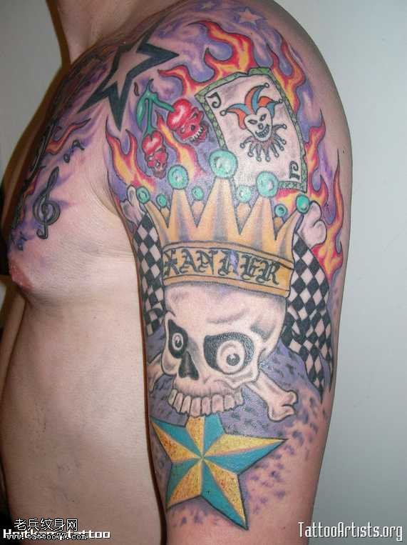 大臂上骷髅国王纹身图案