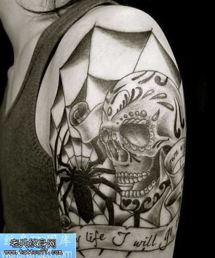 大臂骷髅蜘蛛网纹身图案