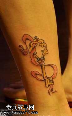 腿部钥匙纹身图案