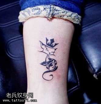 腿部猫咪图腾纹身图案