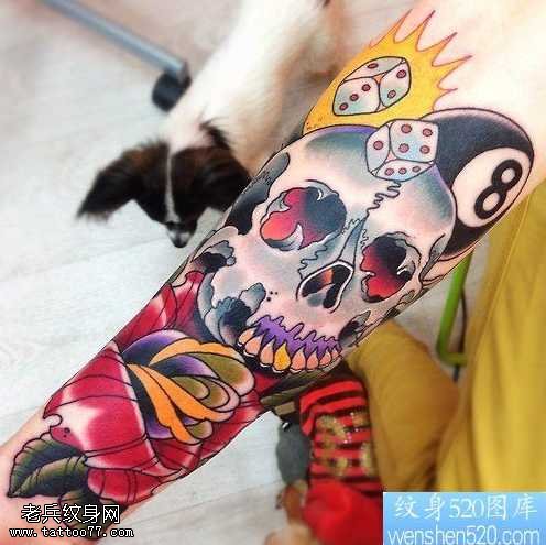 手臂彩色玫瑰花骷髅头纹身图案