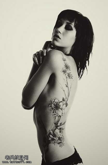 腰部花腾纹身图案
