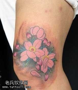 腿部好看的樱花纹身图案