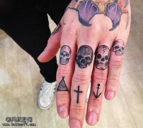 手指个性骷髅头纹身图案