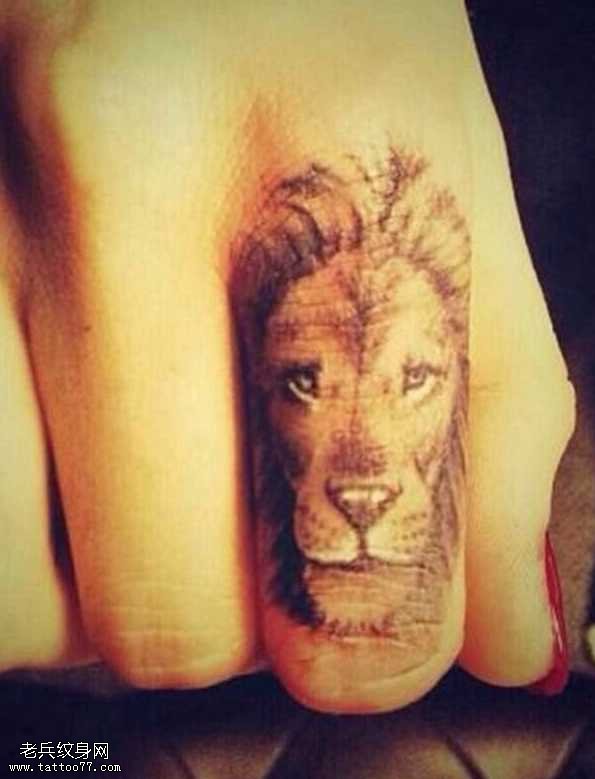 手指上的小狮子头像纹身图案