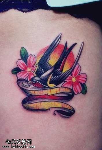 腿部燕子樱花纹身图案